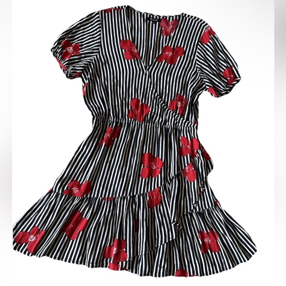 Madewell Dresses & Skirts - Madewell Ruffle Wrap Dress Sz 12 Black White Mini Floral classic preppy modern